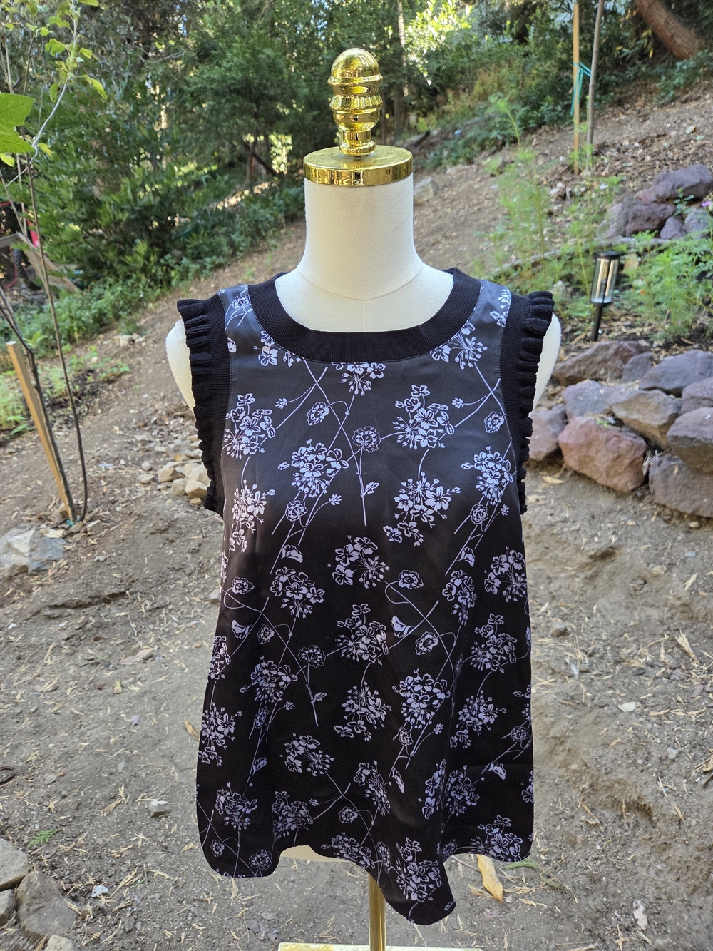 Clinq A Sept 100% Silk Black Blue Floral Tank Top Size Small